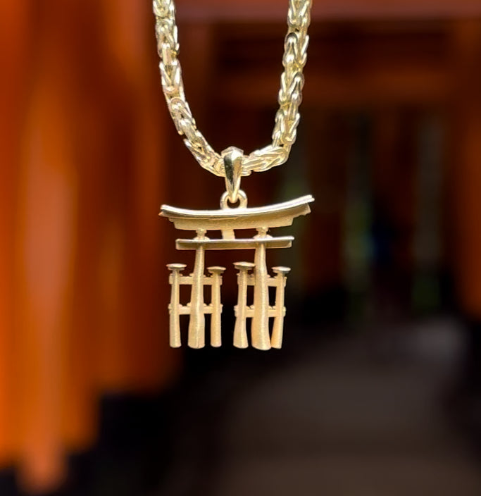 Torii Pendant in 18k yellow gold